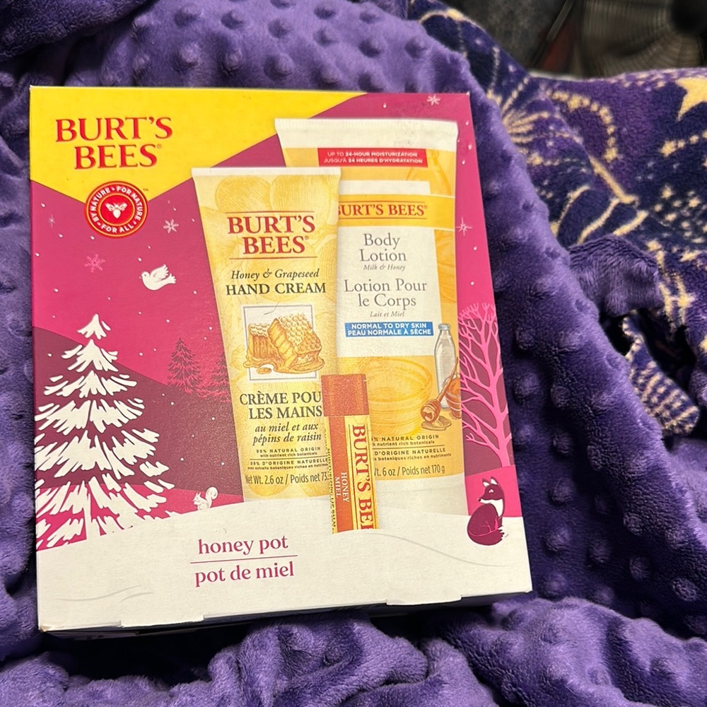 Burt's Bees Yellow and White Moisturizer and Body Oil Set